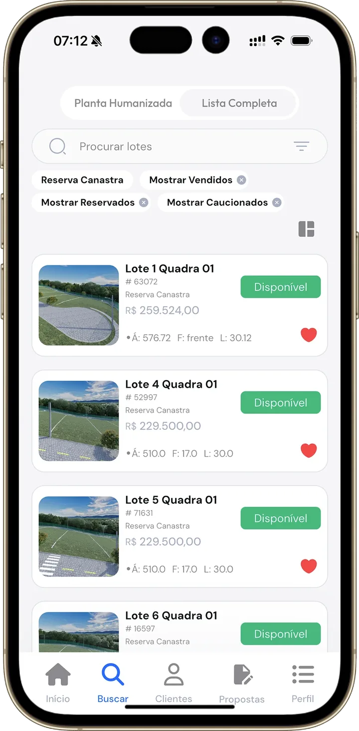 iPhone com a tela de busca de lotes do LoteApp, com filtros por status e preço