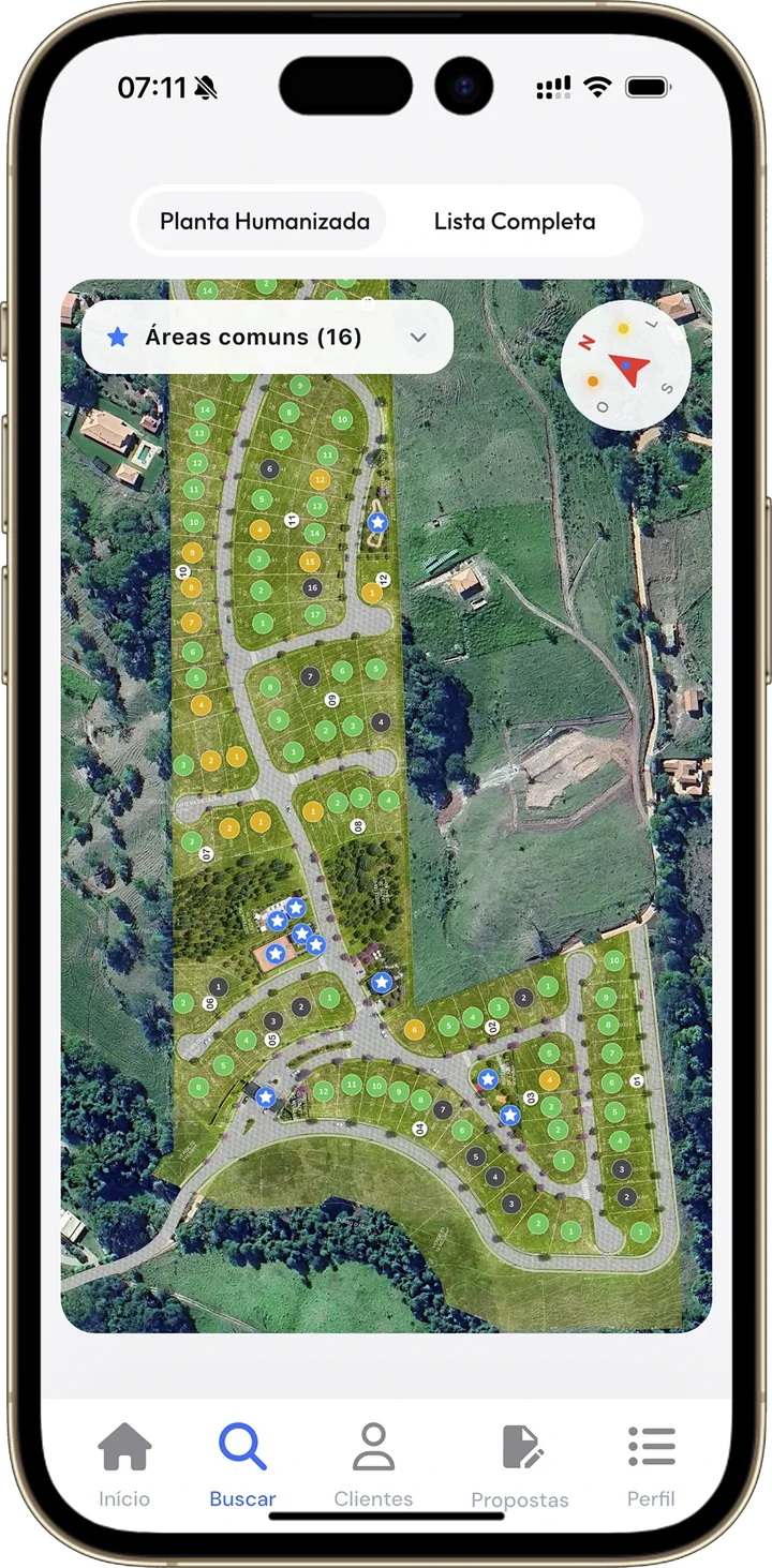iPhone com o mapa interativo do loteamento no LoteApp, lotes numerados sobre a foto aérea